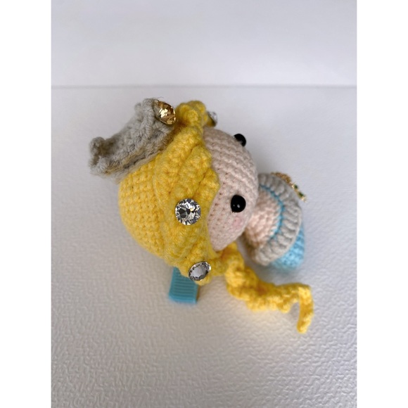 Elsa crocheted hair clip for little girls - Picture 3 of 4